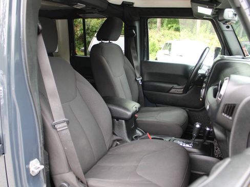 Used 2018 Jeep Wrangler Unlimited Sport S AWD/4WD image 32