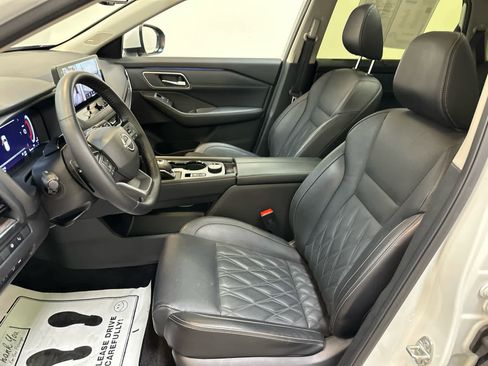 Certified 2025 Nissan Rogue Platinum w/ Tech Package image 4