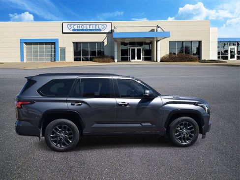 Used 2023 Toyota Sequoia Platinum AWD/4WD image 2