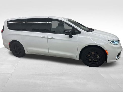 Used 2024 Chrysler Pacifica Select image 21