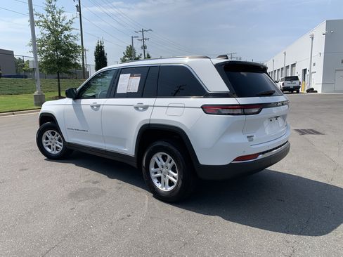 Certified 2023 Jeep Grand Cherokee Laredo w/ Luxury Tech Group I RWD image 9