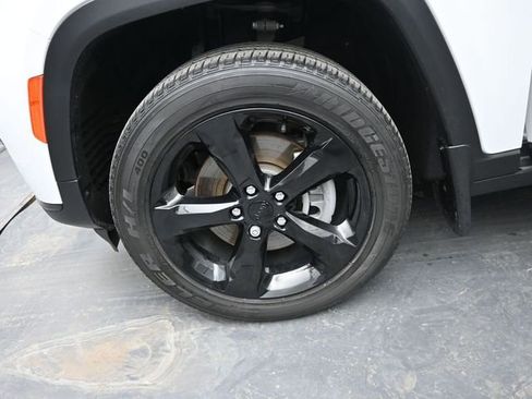 Used 2023 Jeep Grand Cherokee L Laredo image 38