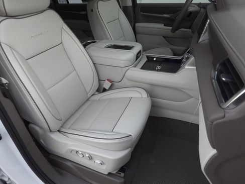 Used 2024 GMC Yukon XL Denali w/ Advanced Technology Package image 48