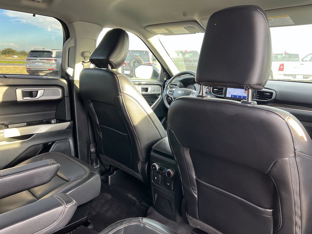 Used 2023 Ford Explorer Limited AWD/4WD image 29