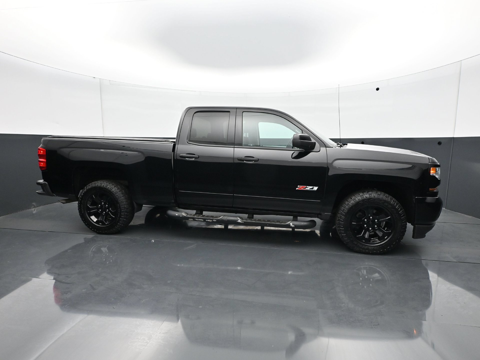 Used 2018 Chevrolet Silverado 1500 LT w/ Midnight Edition AWD/4WD image 8