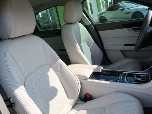 Used 2017 Jaguar XF Prestige image 28