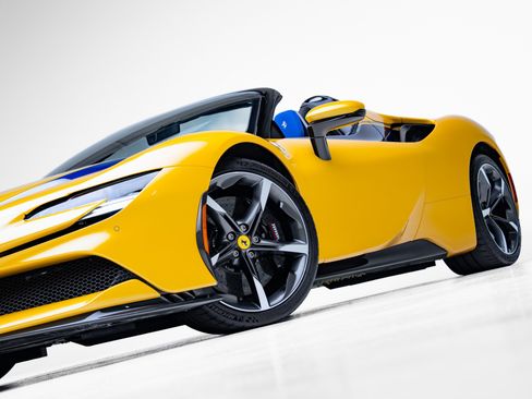 Used 2023 Ferrari SF90 Spider image 32