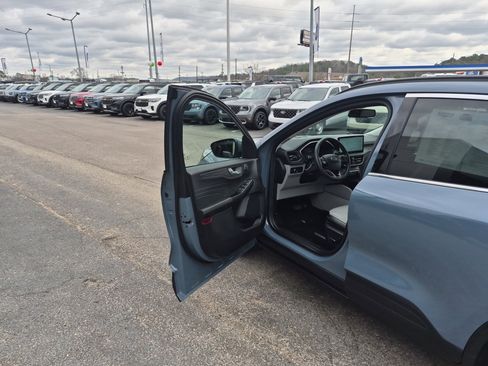 Certified 2025 Ford Escape SE w/ PHEV Premium Package image 9