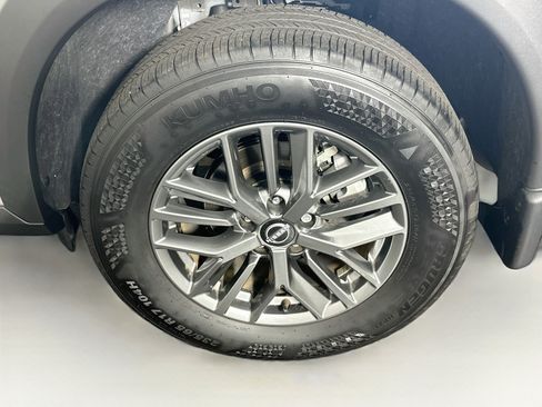 Used 2025 Nissan Rogue S FWD image 11