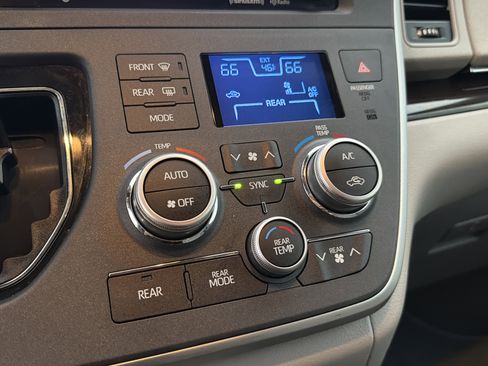 Used 2020 Toyota Sienna XLE image 32