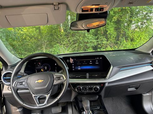 Used 2025 Chevrolet Trax LT w/ LT Convenience Package FWD image 27