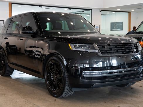 Used 2024 Land Rover Range Rover SE image 3