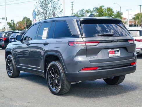 Used 2025 Jeep Grand Cherokee Altitude AWD/4WD image 6