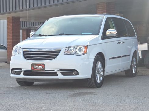 Used 2015 Chrysler Town & Country Limited Platinum image 3