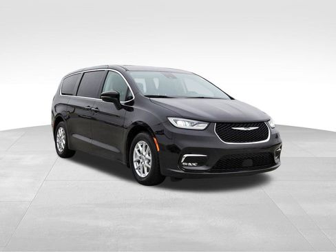 Used 2023 Chrysler Pacifica Touring-L image 1