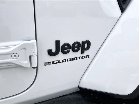 Used 2025 Jeep Gladiator Sport image 45