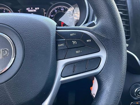 Used 2019 Jeep Cherokee Latitude w/ Popular Appearance Group FWD image 19