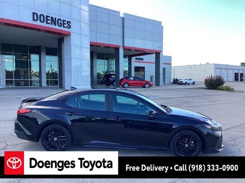 Used 2025 Toyota Camry SE image 2