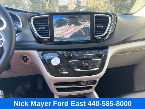 Used 2023 Chrysler Pacifica Touring-L FWD image 12