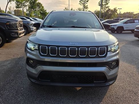 Used 2022 Jeep Compass Latitude w/ Sun and Sound Group FWD image 2