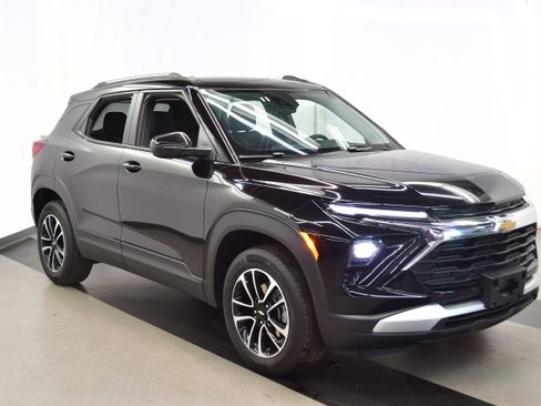 Used 2025 Chevrolet TrailBlazer LT AWD/4WD image 2