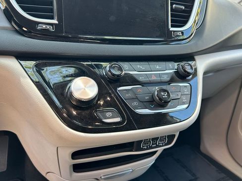 Used 2023 Chrysler Pacifica Touring-L image 23