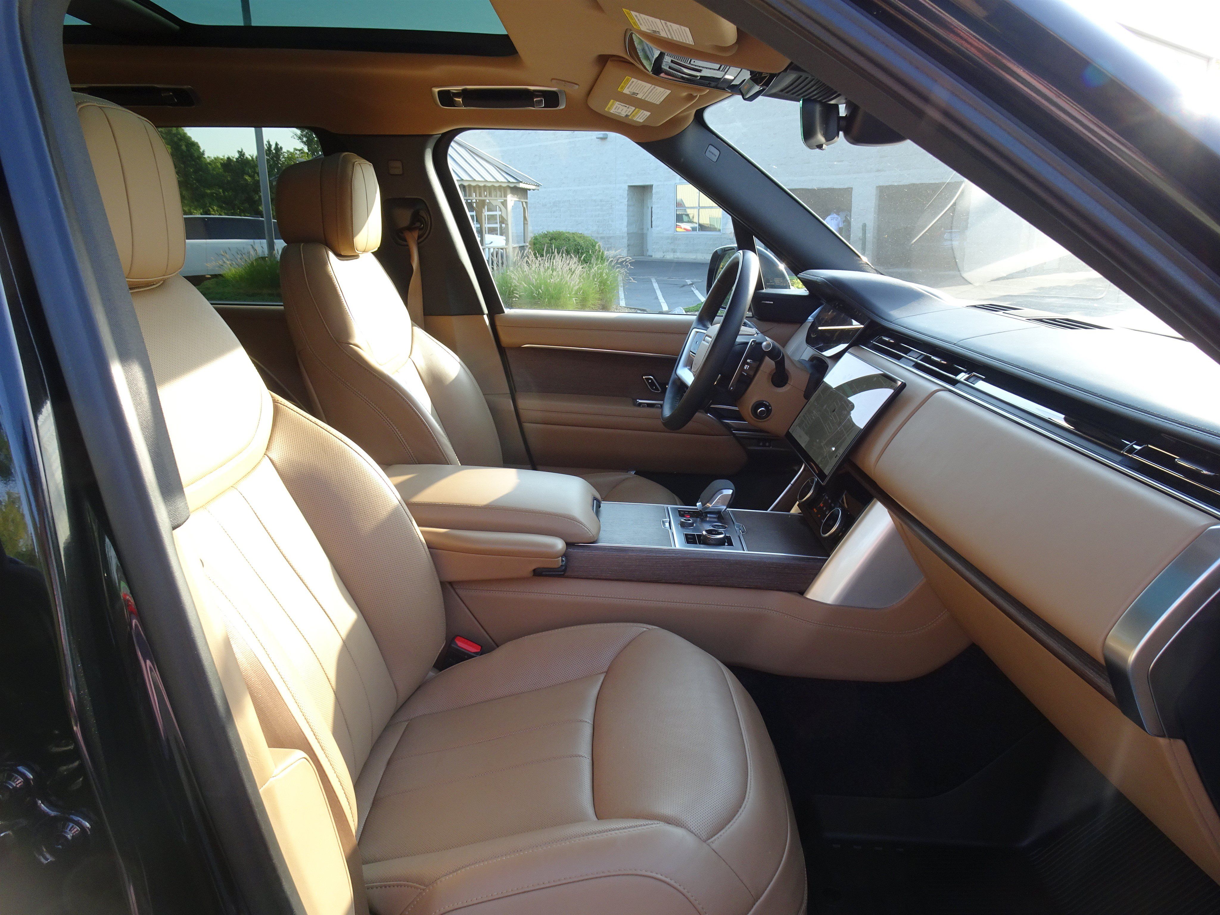 Certified 2023 Land Rover Range Rover Long Wheelbase SE AWD/4WD image 24