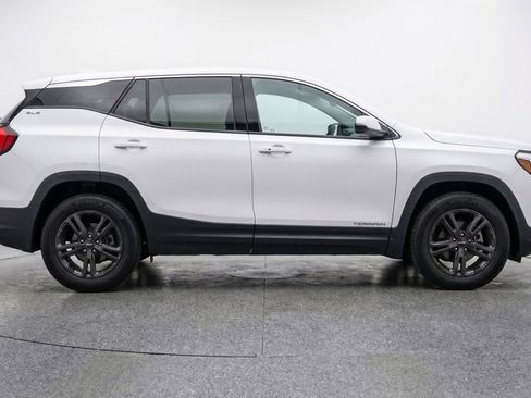 Used 2024 GMC Terrain SLE image 11