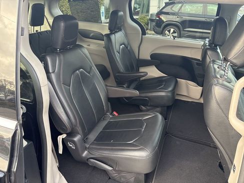 Used 2017 Chrysler Pacifica Touring-L image 14
