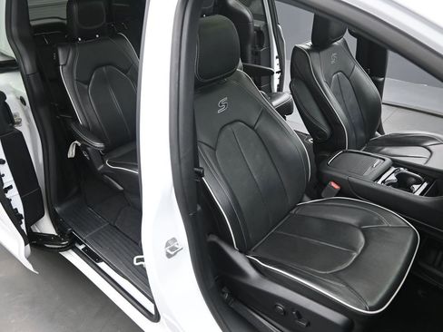 Used 2025 Chrysler Pacifica Limited image 19