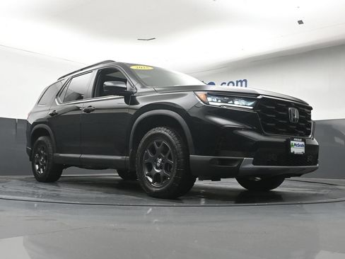 Used 2025 Honda Pilot TrailSport image 29