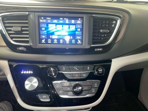 Used 2019 Chrysler Pacifica Touring-L image 27