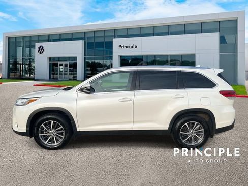Used 2019 Toyota Highlander XLE AWD/4WD image 6
