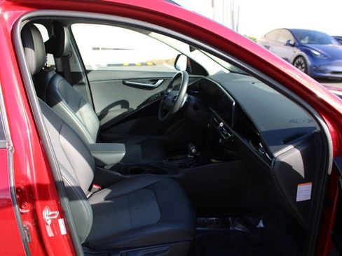 Used 2023 Kia Niro EX image 12