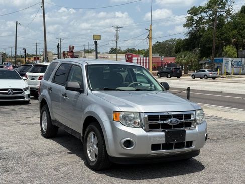 Used 2010 Ford Escape XLS AWD/4WD image 4
