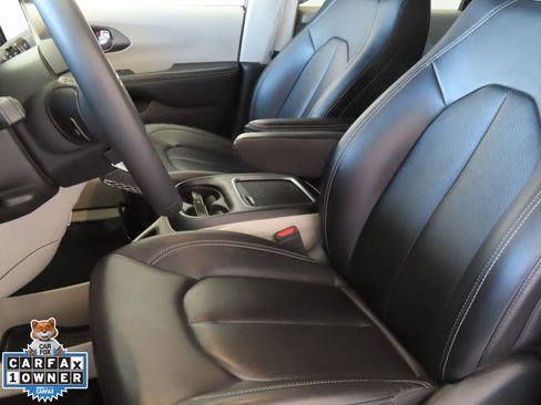 Used 2024 Chrysler Pacifica Select image 12