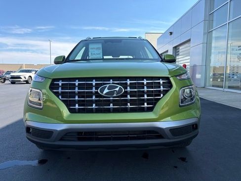 Used 2024 Hyundai Venue SEL FWD image 2
