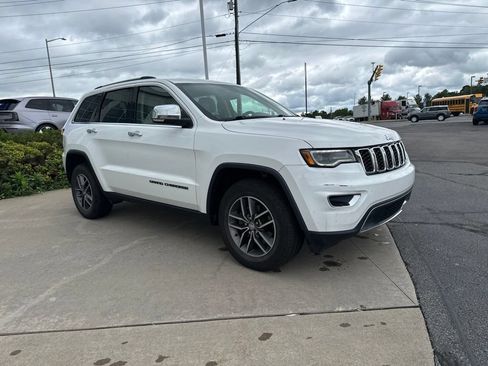 Used 2017 Jeep Grand Cherokee Limited w/ Luxury Group II AWD/4WD image 3
