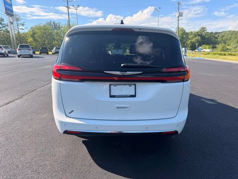 Used 2023 Chrysler Pacifica Touring-L FWD image 9