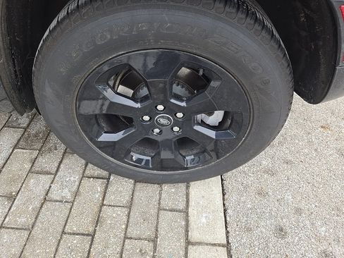 Used 2024 Land Rover Defender 110 X-Dynamic SE image 8