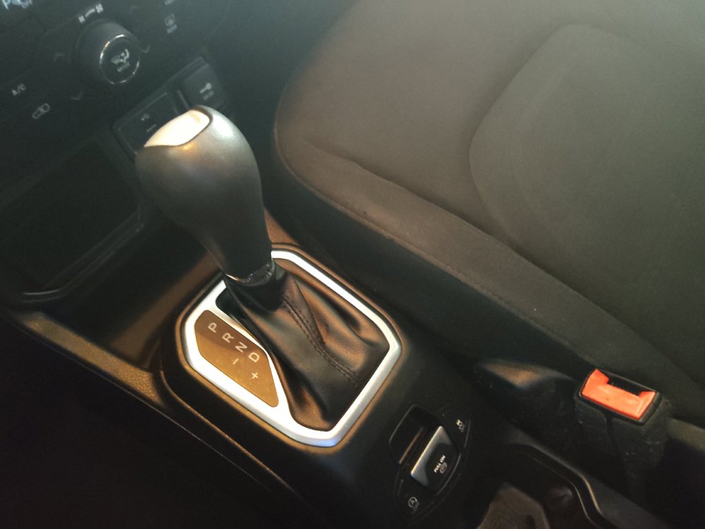Used 2020 Jeep Renegade Latitude w/ UConnect 8.4 Nav Group FWD image 26