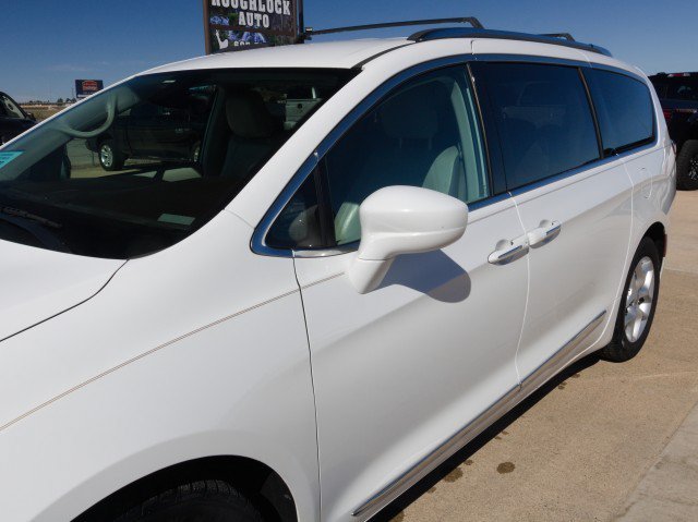 Used 2017 Chrysler Pacifica Touring-L Plus w/ Tire & Wheel Group FWD image 7