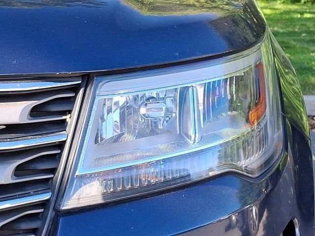 Used 2017 Ford Explorer XLT w/ Equipment Group 202A AWD/4WD image 4
