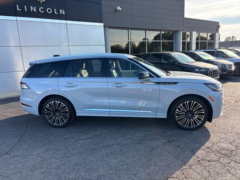 Certified 2025 Lincoln Aviator Black Label AWD/4WD image 8
