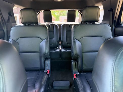 Used 2017 Ford Explorer XLT w/ Equipment Group 202A AWD/4WD image 32