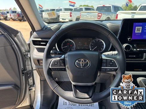 Used 2023 Toyota Highlander XLE image 8