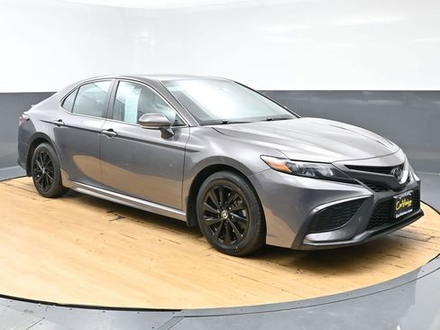 Used 2024 Toyota Camry SE image 2