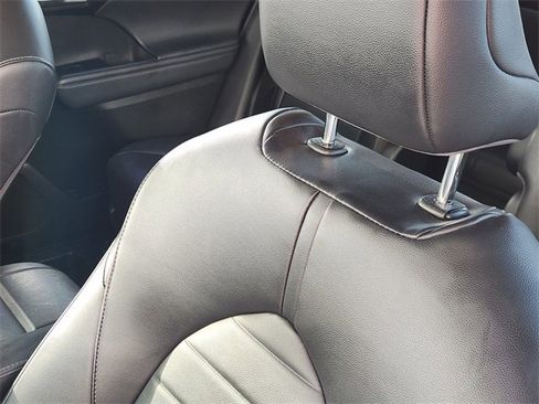 Used 2022 Toyota Highlander XLE image 16