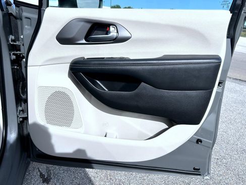 Used 2023 Chrysler Pacifica Touring-L FWD image 10