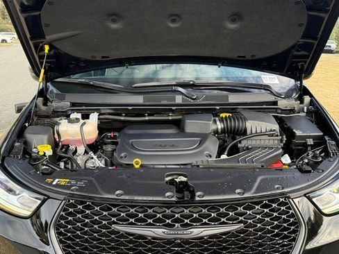 Used 2025 Chrysler Pacifica Limited image 32